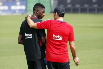 Valverde mima a Dembélé en su primer entrenamiento como jugador azulgrana.-FC BARCELONA