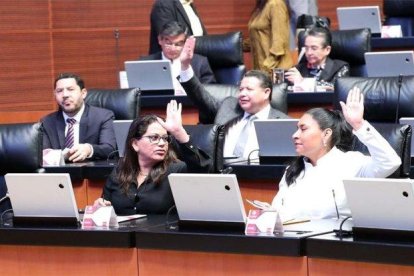 Senadores de México en la votación del acuerdo comercial T-MEC.-EFE