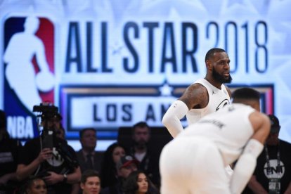 LeBron James condujo a su equipo hacia la victoria.-/ KEVORK DJANSEZIAN (AFP)