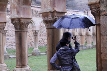 Turistas en los arcos de San Juan de Duero e una imagen de archivo. HDS