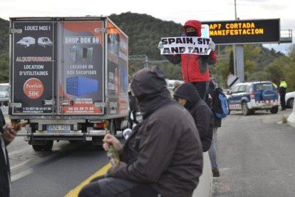 Corte de la AP-7 en La Junquera, por la convocatoria de Tsunami Democràtic.-GLÒRIA SÀNCHEZ / ICONNA