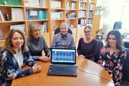 Camino Fernández, Mayte Tascón, Javier Castaño, Cristina Gutiérrez y Paula Castro en las instalaciones de la Universidad de León. EL MUNDO