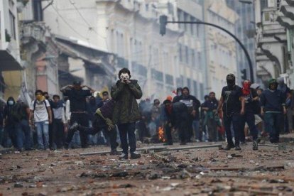 Actos violentos durante las protestas en Ecuador.-AP