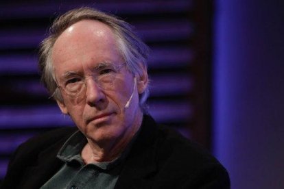 El escritor británico Ian McEwan, en 2017.-FERRAN NADEU