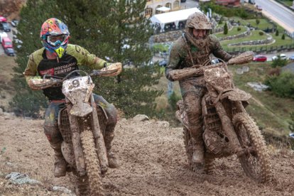 La lluvia y el barro fueron protagonistas en la cita de San Leonardo. YASMINA PÉREZ