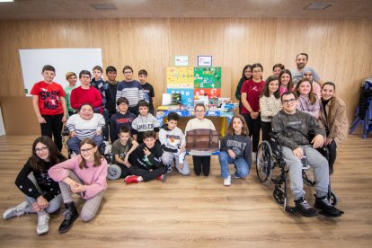 Leer abre muchas puertas e incluso los candados de tesoros maravillosos. Eso es lo que muestran estas <strong>fotos</strong>. Este lunes, alumnos del <strong>colegio Infantes de Lara de Soria</strong> se reunieron con miembros de <strong>Aspace Soria</strong> para compartir con ellos un cofre solidario repleto de<strong> material escolar</strong>. Los juegos y lecturas de los jóvenes se convirtieron en motor de la iniciativa y varias <strong>empresas </strong>de Soria decidieron colaborar para <strong>fomentar la lectura</strong> y ayudar a la <strong>asociación de parálisis cerebral</strong>. El próximo cofre -no paran- irá para <strong>Zambia</strong>, también lleno de futuro.