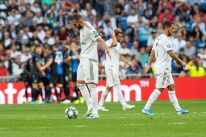 Los jugadores del Madrid se lamentan mientras los del Brujas celebran un gol en el Bernabéu.-EFE