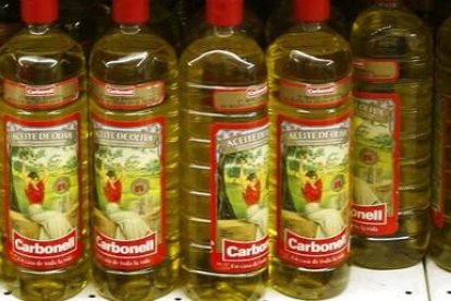 Botellas de aceite Carbonell, una de las marca de Deoleo.-