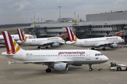 Aviones de Germanwings en el aeropuerto de Dusseldorf, a finales de marzo.-Foto:   REUTERS / ALBERT GEA