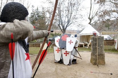 Un arquero afina su puntería a orillas del Duero.-MARÍA FERRER