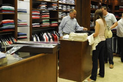 Clientes en una tienda textil en Soria. / U. S. -