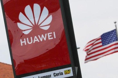 Logotipo de Huawei y la bandera de EEUU de fondo en Kuala Lumpur, Malasia.-EFE / FAZRY ISMAIL