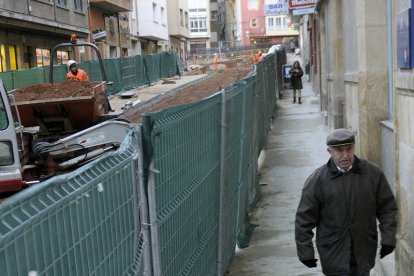 Imagen ayer de las apreturas en la calle Vicente Tutor. / ÚRSULA SIERRA-