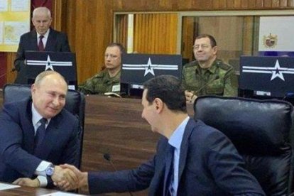 Vladímir Putin da la mano a Bashar el Asad durante su visita a Damasco.-PRESIDENCIA SIRIA