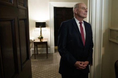 El jefe de gabinete de Donald Trump, John Kelly, escucha al presidente durante una reunión con los gobernadores electos, en la Casa Blanca.-EVAN VUCCI (AP)