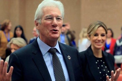 Richard Gere y su mujer,  Alejandra Silva, en su visita al Congreso para asistir a un encuentro parlamentario junto a la Red de Apoyo a la Integracion Sociolaboral (Fundacion Rais) con la que colabora, en octubre del 2018.-EFE / FERNANDO ALVARADO