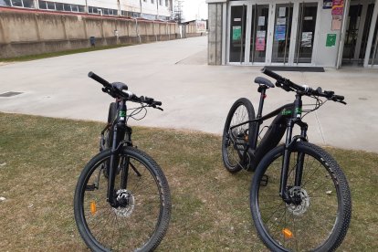 Sobre estas líneas, las bicis eléctricas que ya se pueden alquilar en Almazán. HDS