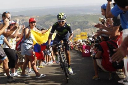 Nairo Quintana, en los últimos metros de La Camperona.-EFE / JAVIER LIZÓN