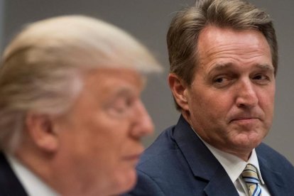 Flake (derecha) junto a Trump, en un almuerzo con otros senadores republicanos, en la Casa Blanca, el 5 de diciembre del 2017.-AFP / SAUL LOEB