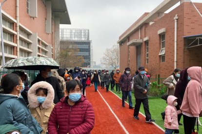 Cribado masivo en el distrito donde reside, en Tianjin, la profesora soriana.-C.G.