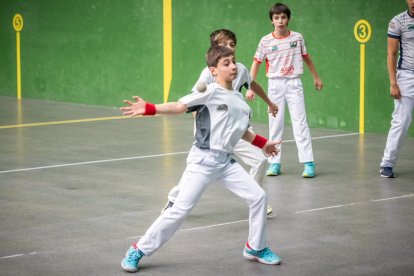 El frontón de La Juventud acogía el domingo las primeras semifinales del I Open Ciudad de Soria de pelota en la que hubo en buen ambiente en el recinto soriano. La cantera abría el telón y después vendrían los encuentros de Primera Categoría y de Categoría Élite.