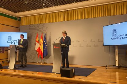 El consejero de Fomento, Juan Carlos Suárez Quiñonez, y el alcalde de Soria, Carlos Martínez, durante la comparecencia posterior el encuentro. HDS