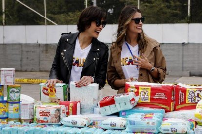 Dayana Mendoza y Stefania Fernandez reciben donaciones durante el evento Healing  Venezuela.-EFE