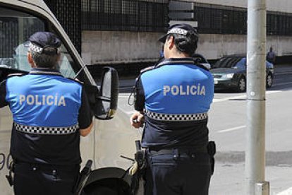 Varios agentes conversan con un conductor en pleno centro de la capital. / V.G.-