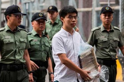 Sale de prisión el activista prodemócrata hongkonés Joshua Wong.-AFP