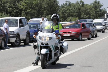 Control de tráfico durante las fiestas, en una imagen de archivo. / VALENTÍN GUISANDE-