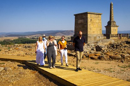 Visita a la nueva pasarela de Numancia.-MARIO TEJEDOR