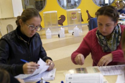 Preparación de un colegio electoral de cara a las elecciones de este domingo en Rusia.-IVAN SEKRETAREV / AP