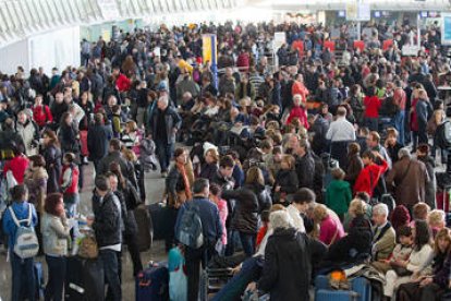 Viajeros que se quedaron ayer atrapados en Barajas. / R. M.-