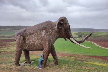 Una recreación de un elefante prehistórico acompaña al yacimiento paleontológico de Ambrona en Soria. ANTONIO CARRILLO