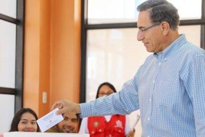 El presidente peruano, Martín Vizcarra, en el momento de depositar su voto en las legislativas.-