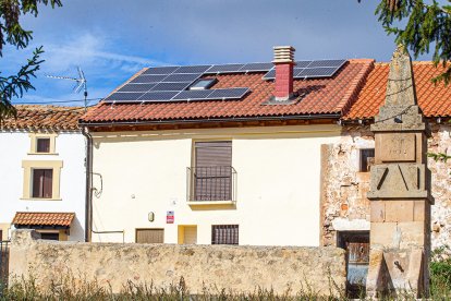 Placas fotovoltaicas en un edificio de la provincia de Soria. MARIO TEJEDOR