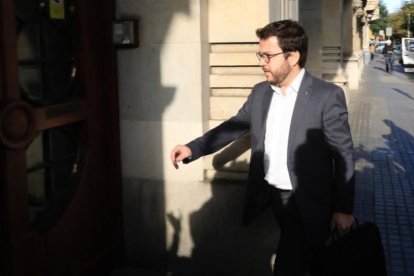 Pere Aragonès, entrando en la Conselleria de Economia, en el 2017.-FERRAN NADEU