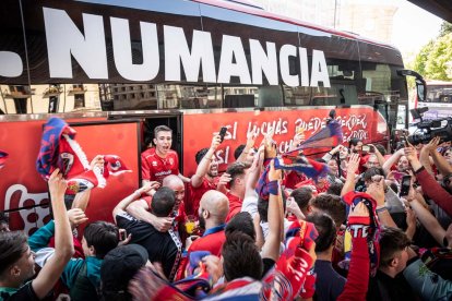 El autobús del Numancia ya está preparado para los desplazamientos por la Primera RFEF a la espera de la confección de los dos grupos. GONZALO MONTESEGURO