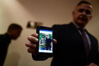 El fiscal general de Venezuela, Tarek Saab, muetras las fotos que involucran a Juan Guaidó.-AFP