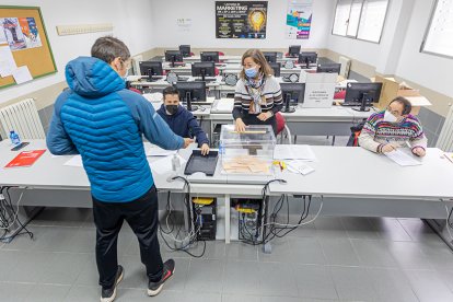 Jornada de comicios para la elección de representantes autonómicos - MARIO TEJEDOR