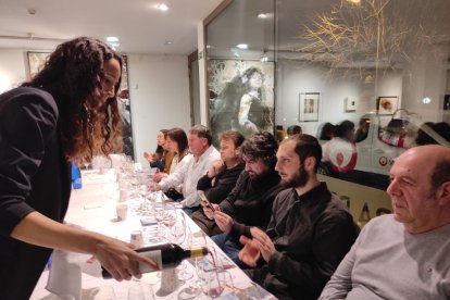 Cata de vino de Dominio de Es y Antídoto, de la Ribera del Duero de Soria. ANA HERNANDO