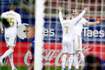 El madridista Benzema celebra junto a Hazard uno de los goles ante el Eibar.-EFE