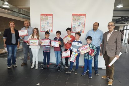 Los premiados en el concurso de dibujo sobre el comercio de Soria posan con sus obras. HDS