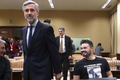 El compareciente Ángel Acebes, junto a Gabriel Rufián,  en la Comision de Investigación sobre la financiación ilegal del Partido Popular.-DAVID CASTRO