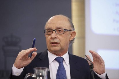 El ministro de Hacienda, Cristóbal Montoro, en una comparecencia ante los medios de comunicación.-Alberto Di Lolli.