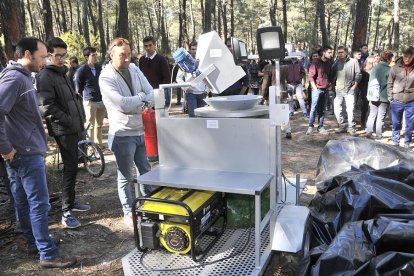 Los resineros sorianos conocieron ayer el funcionamiento del carro remasador de la resina de la empresa segoviana Ferjojusa-V.G.