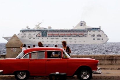 Un crucero con turistas que pasan frente al Malecón en La Habana.-EFE