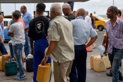 La falta de combustible ha provocado colas de personas en las gasolineras.-AFP / YAMIL LAGE