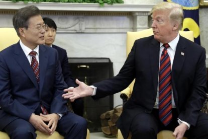 Donald Trump junto al presidente surcoreano, Moo Jae-in, en la Casa Blanca.-EVAN VUCCI / AP