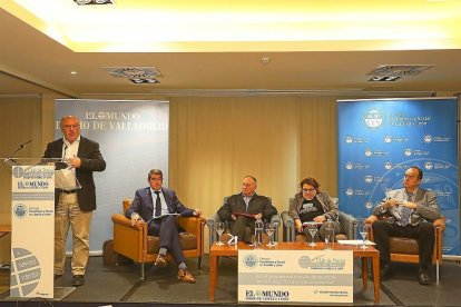 José Luis de las Rivas durante la exposición del informe en el Club de Prensa de EL MUNDO con Pablo Lago, Faustino Temprano, Inmaculada de Pablo y Juan Manuel Gómez. --MIGUEL ÁNGEL SANTOS (PHOTOGENIC)